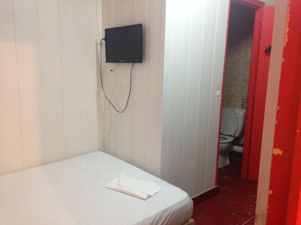 Hotel Cyrano Voltaire Paris Exteriör bild